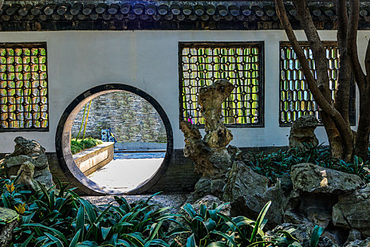 江苏,扬州,个园,月亮门,白墙灰瓦