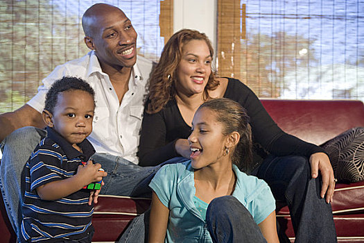 肖像,高兴,美国黑人,家庭,坐,客厅,沙发,室内