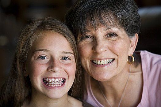 祖母,女儿,微笑,牙套