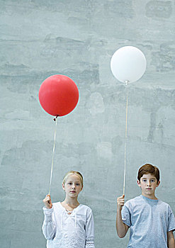 两个孩子,拿着,气球