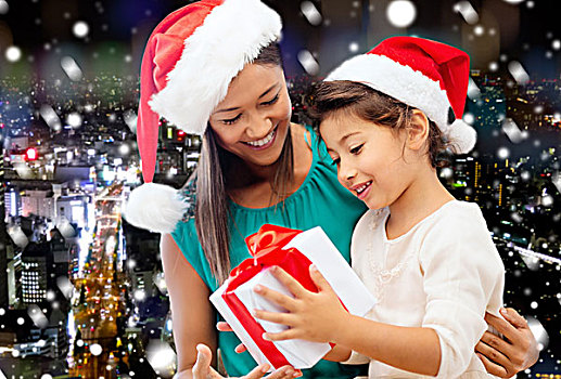 圣诞节,休假,庆贺,家庭,人,概念,高兴,母亲,小女孩,圣诞老人,帽子,礼盒,上方,雪,夜晚,城市,背景