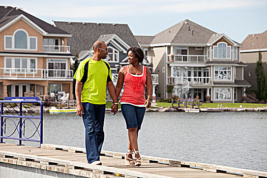夫妻,走,一起,住宅,湖,社区,艾伯塔省,加拿大