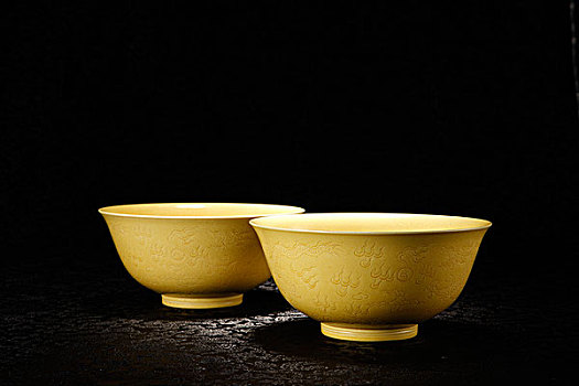 黃釉暗刻云紋碗一對(duì)