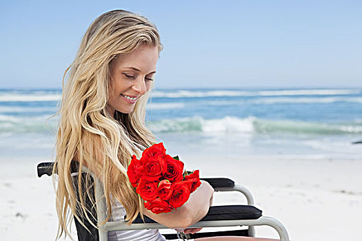 轮椅,金发,微笑,海滩,拿着,玫瑰