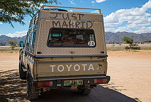非洲,纳米比亚,纳米比诺克陆夫国家公园,露营,卡车,新婚夫妇