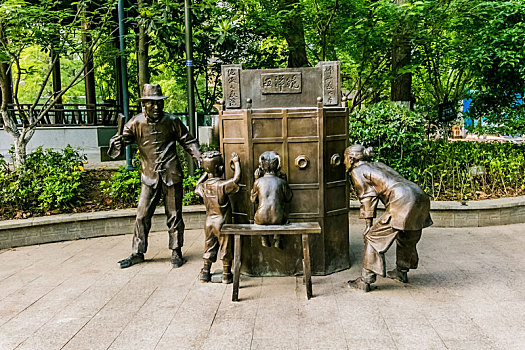 江苏省南京市公共广场人物西洋镜雕像建筑