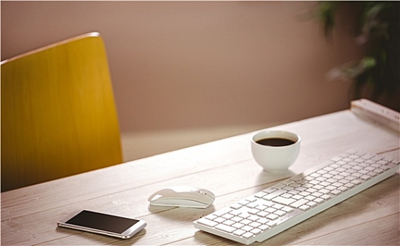书桌,键盘,电话,咖啡