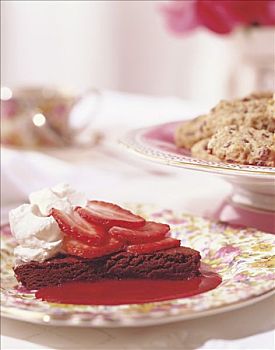 巧克力蛋糕,草莓酱,奶油