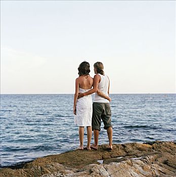 年轻,情侣,站立,石头,看,海洋,泰国