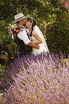 新婚夫妇,站立,户外,花园,搂抱,吻