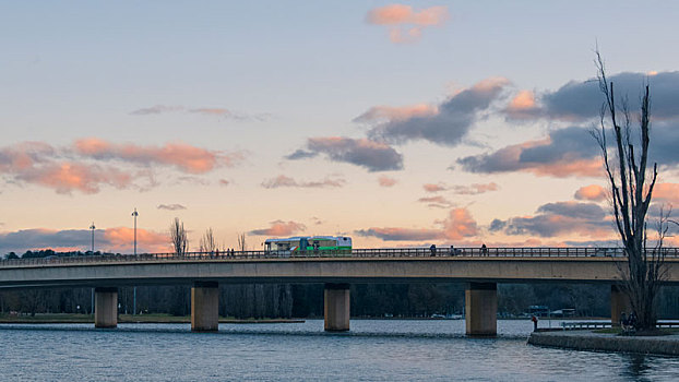 澳大利亚堪培拉湖上的桥与公交车
