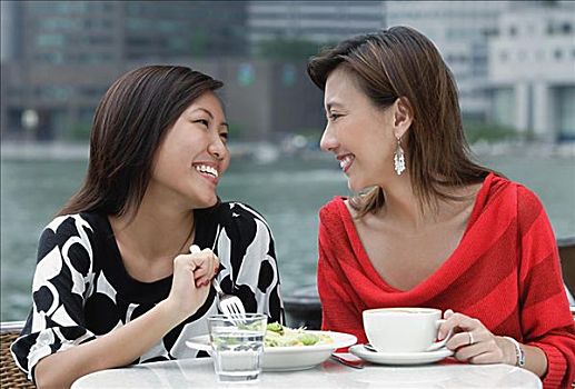 两个女人,街边咖啡厅,午餐,微笑