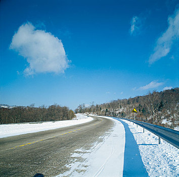 雪后的高速公路