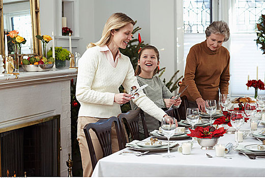 祖母,母女,铺桌子,圣诞晚餐