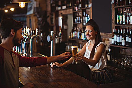 女性,酒吧,娇柔,给,玻璃杯,啤酒,顾客,吧台