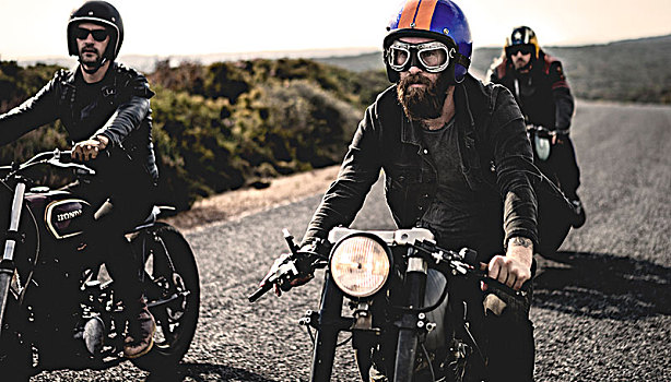 三个男人,戴着,脸,安全帽,护目镜,骑,咖啡,竞速,摩托车,乡村道路