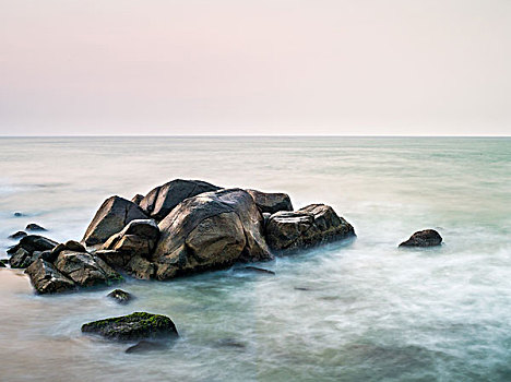 礁石与海平面