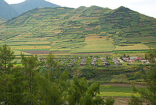 中朝边界鸭绿江对岸朝鲜风光