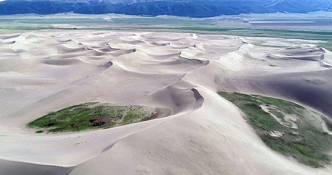 新疆哈密,神奇的沙漠与绿洲相依相偎