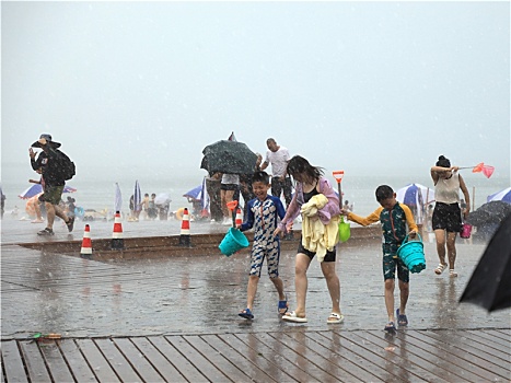 山东省日照市,暴雨突袭海水浴场,游客四处躲雨淋成,落汤鸡