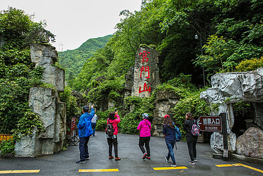 神农架,官门山,风景,景点,旅游,高山,瀑布,河流,神秘,树木,植被,野人,动物,标本,展览,雕塑,蜂箱,养蜂,蜜蜂