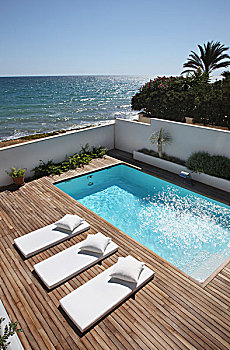 苍白,沙滩椅,相配,枕头,木质露台,围绕,游泳池,海洋,背景