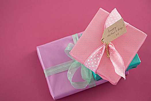 礼盒,高兴,白天,标签,粉色背景,特写