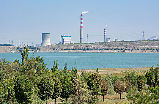 乌鲁木齐红雁池水库和铁路桥全景