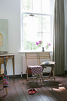 图案,布,垫子,两个,木椅,仰视,格子,窗户,灰色,齐地,帘,一个