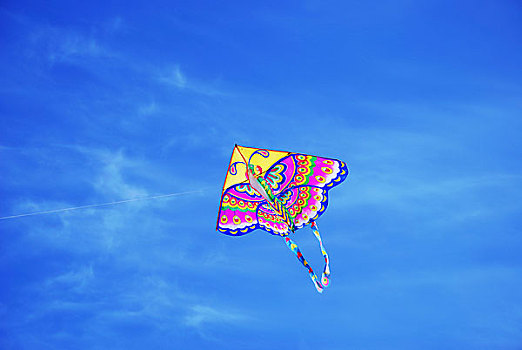 天空中飞翔着的蝴蝶风筝
