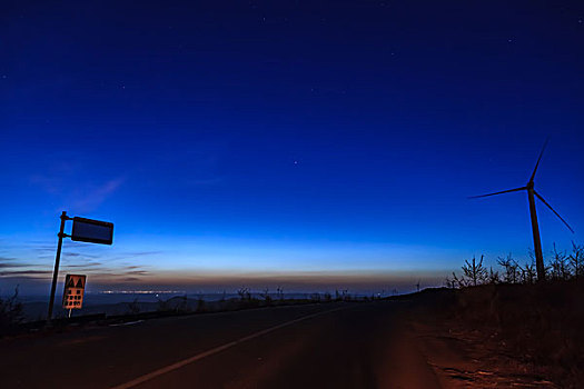 草原天路夜景