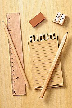 笔记本,尺子,铅笔,木质背景,棚拍