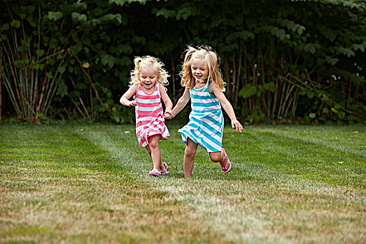 两个女孩,跑,花园,握手