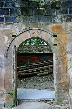 重庆市北培区,原江北县,柳荫乡塔坪寺塔坪寺原名小昆仑古藏寺,这是寺院耳门和耳门头上雕刻的,龙,字