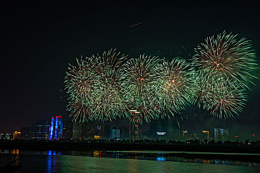 烟花,建筑群,河流,夜景,水,灯,节日