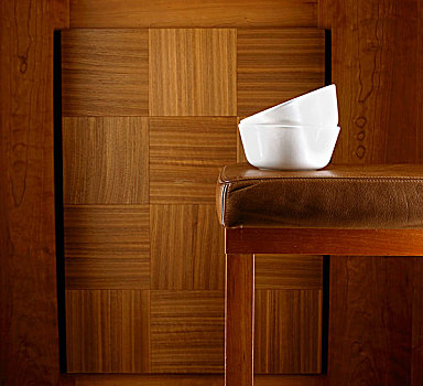 两个,白色,碗,吧椅,褐色,木墙