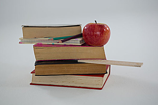 书本,彩笔,苹果,白色背景,背景,特写