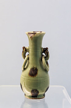 上海博物馆藏元代龙泉窑青釉褐斑瓶