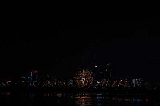 烟花,建筑群,河流,夜景,水,灯,节日