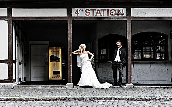婚礼,新郎,新娘,老,公交车站