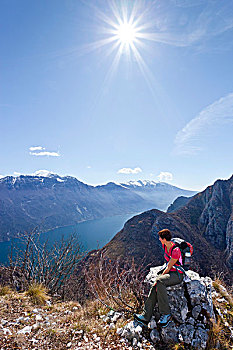 登山者,坐,西玛,罗卡,山,固定,绳索,路线,风景,湖,加尔达,省,意大利,欧洲