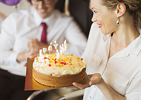 微笑,职业女性,拿着,生日蛋糕,蜡烛
