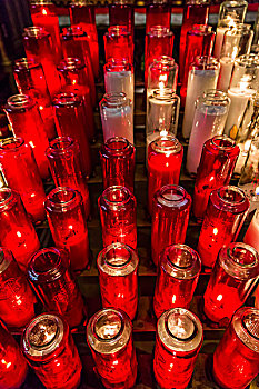 红色和白色,祈祷的蜡烛,圣母大教堂,蒙特利尔,魁北克,加拿大