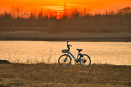 黄昏,小河,自行车
