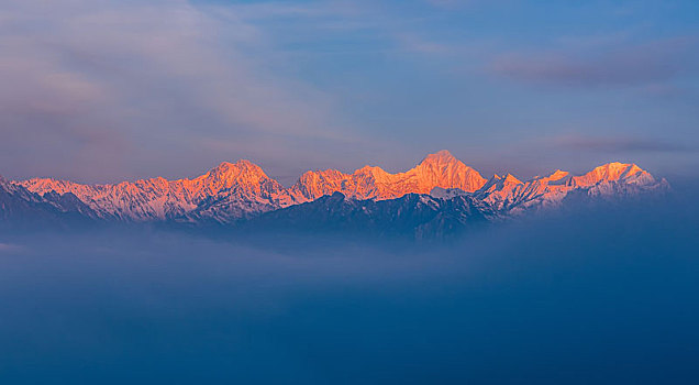 四川贡嘎雪山日照金山