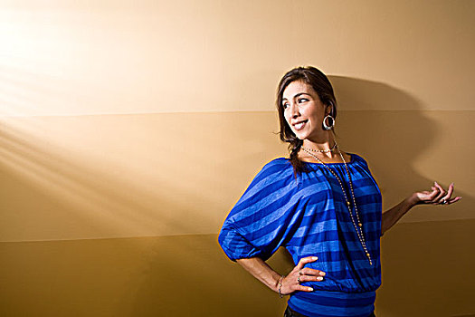 西班牙裔女性,蓝衬衫,站立,墙壁