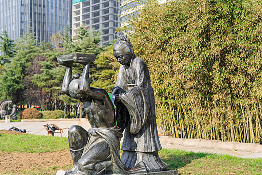 中国山东省青岛海趣园岳母刺字雕塑