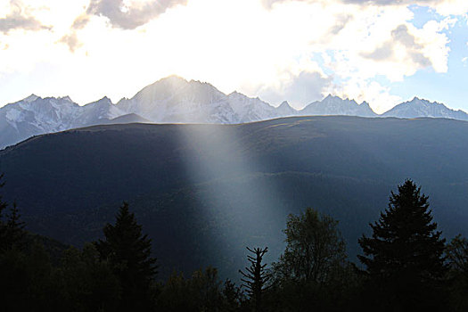 高山光与影