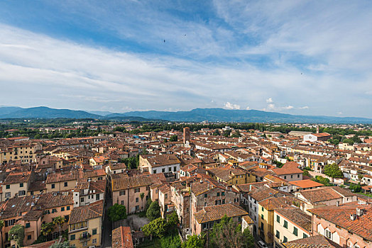 意大利卢卡小镇城市风光,中世纪古城午后俯拍视图