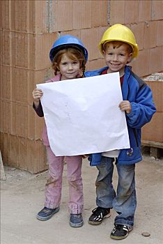两个,小,孩子,兄弟姐妹,穿,安全帽,学习,建筑图,计划,房间,房子,工地